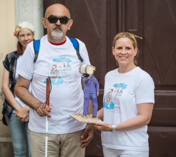 ©CreativeMedia, Emil Mandaric gifts a statue of the watercarrier to tourism board