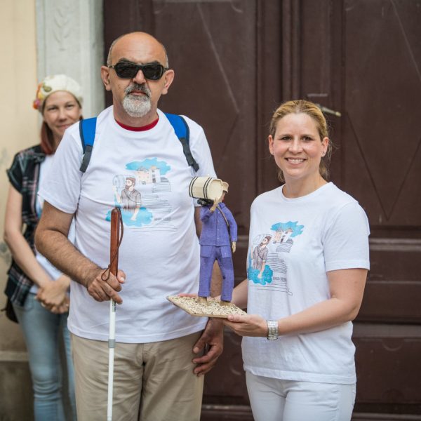 ©CreativeMedia, Emil Mandaric gifts a statue of the watercarrier to tourism board