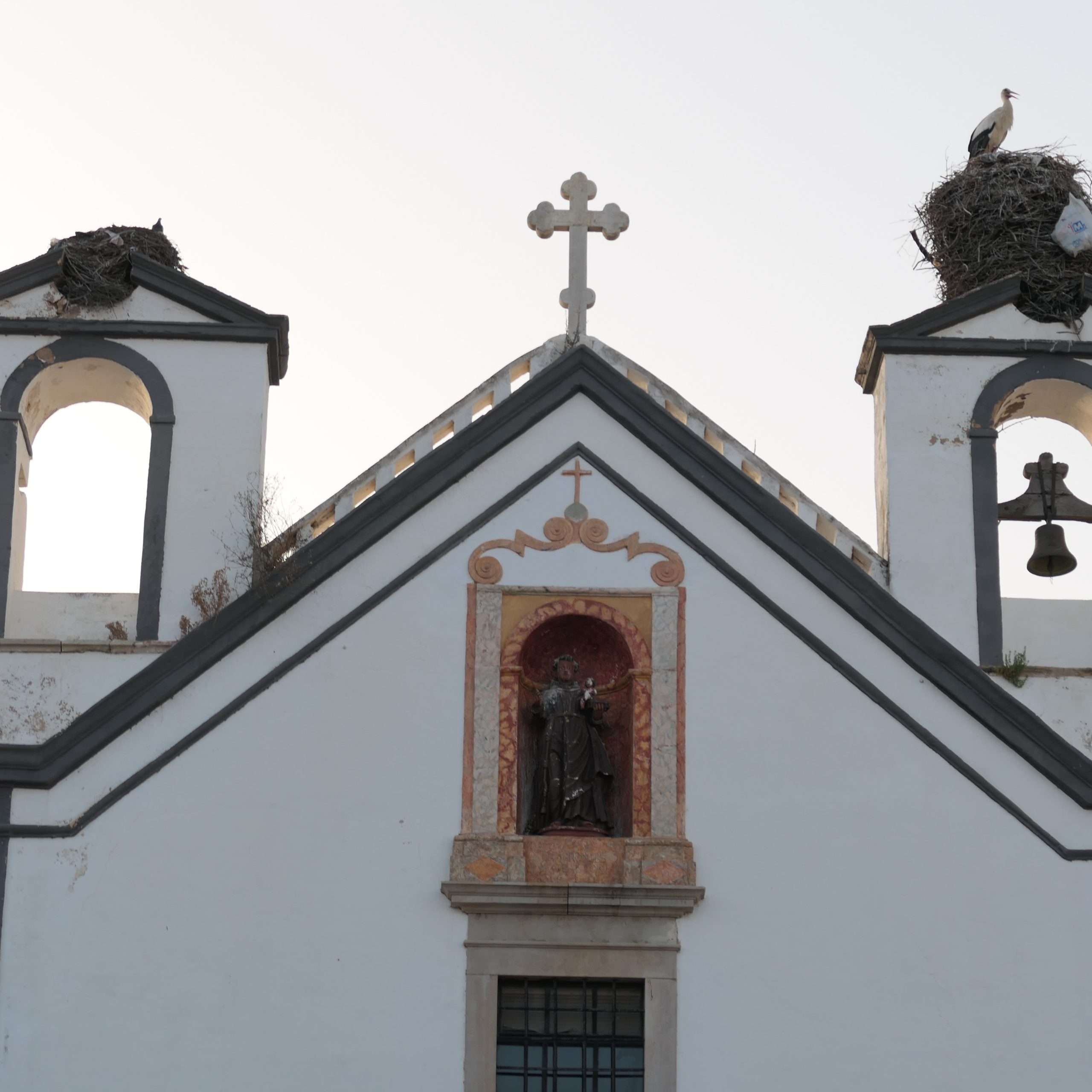 Lehnes nesting stork on church roof in Faro