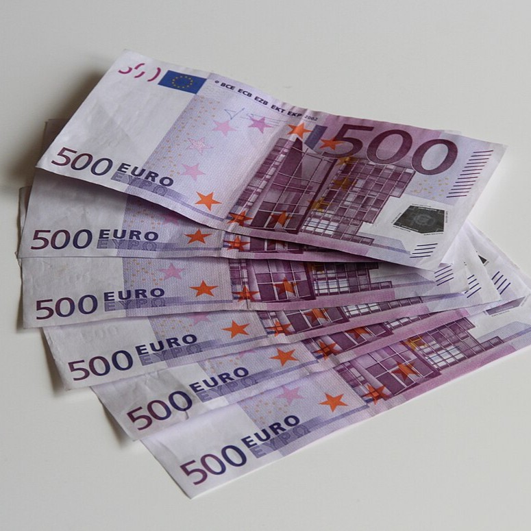 3000 euros Lionel Allorge CC BY SA 3 0